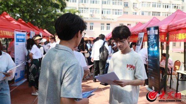 盛金缘证券 青岛外事服务职业学校2025年大专学生岗前培训暨实习就业双选会圆满落幕校企协同助力学生高质量就业